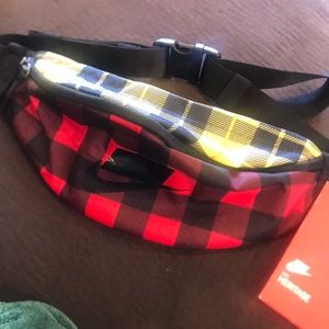 (nwt) nike plaid fanny pack
